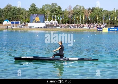 21. August 2022, Bayern, Oberschleißheim: Kanu: Europameisterschaft. Kincso Takacs aus Ungarn vor dem Start der Rennen. Foto: Ulrich Gamel/Kolbert-Press/dpa Stockfoto