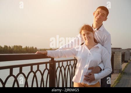Ein Paar mit zerebraler Lähmung genießt gemeinsame Momente auf der Brücke Stockfoto
