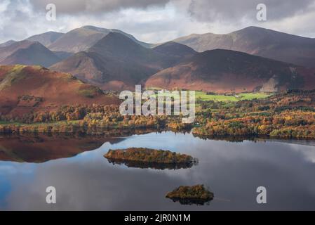 Epische Landschaft Herbstbild der Ansicht von Walla Crag im Lake District, über Derwentwater mit Blick auf Catbells und entfernte Berge mit atemberaubendem F Stockfoto