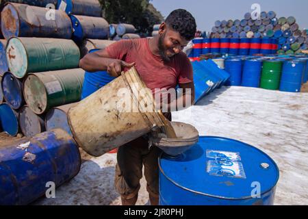 Narayanganj, Dhaka, Bangladesch. 21. August 2022, Narayanganj, Dhaka, Bangladesch: In einem Lagerhaus in Narayanganj, Bangladesch, werden bunte Ölfässer von Arbeitern in Reihen gestapelt. Die farbenfrohen Behälter, die etwa 250 Liter Öl fassen können, werden zur Lagerung von Brennstoffen wie Benzin, Diesel und Oktan verwendet. Auch wenn die Menschen inmitten des Russland-Ukraine-Krieges mit der steigenden Inflation zu kämpfen haben, hat die Regierung von Bangladesch die Heizölpreise um bis zu 51,68 % angehoben, was auf eine globale Anhebung zurückzuführen ist. Kredit: ZUMA Press, Inc./Alamy Live Nachrichten Stockfoto