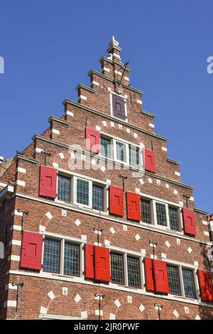 Amsterdam, Niederlande. August 2022. Ein historisches Grachtenhaus am Oudezijds Voorburgwal in Amsterdam. Hochwertige Fotos Stockfoto