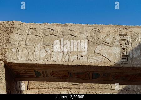 Der Totentempel von Ramses III (Medinet Habu) am Westufer des Nils in Luxor Stockfoto