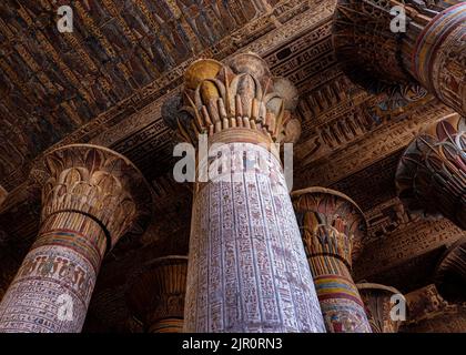 Bunte Säulen am Tempel von Khnum in Esna, Luxor, Ägypten Stockfoto