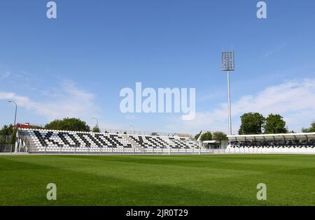 Kovalivka, Ukraine - 2. September 2020: Tribünen des Fußballstadions Kolos im Dorf Kovalivka, Oblast Kiew. Das Gaststadion des Fußballvereins FC Kolos Kovalivka. Kapazität 5000 Zuschauer Stockfoto