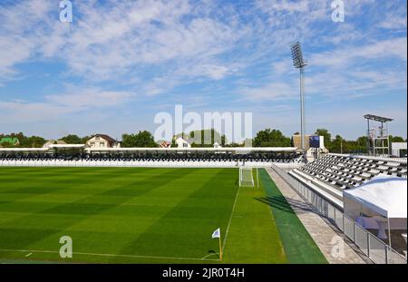Kovalivka, Ukraine - 2. September 2020: Tribünen des Fußballstadions Kolos im Dorf Kovalivka, Oblast Kiew. Das Gaststadion des Fußballvereins FC Kolos Kovalivka. Kapazität 5000 Zuschauer Stockfoto