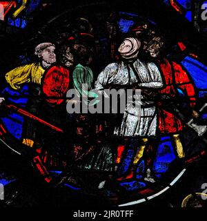 Der Verrat an Jesus durch Judas Iskariot im Garten Gethsemane: Quadratisches Detail aus viereckigem Glas aus lebendigem Glas des 13. Jahrhunderts in einer Serie über die Ereignisse der Karwoche Passion Christi in der zentralen Lanzette an der Ostwand der frühgotischen cathédrale Notre-Dame, gegründet in den späten 1100er Jahren in der nordfranzösischen Stadt Laon, Aisne, Hauts-de-France. Stockfoto