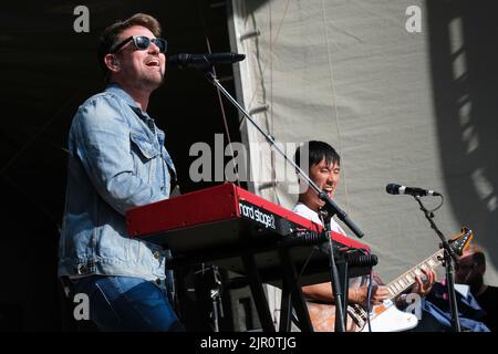 Roy Stride von Scouting for Girls tritt beim Weyfest Festival, Tilford, England, Großbritannien, auf. 20. August 2022 Stockfoto