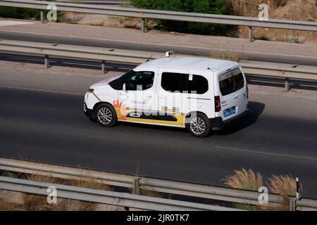 2019 Citroën Berlingo Taxi auf der Autobahn. Provinz Malaga, Spanien. Stockfoto