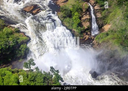 Luftaufnahme der Murchison Falls, einem Wasserfall zwischen dem Lake Kyoga und dem Lake Albert auf dem Victoria Nil in Uganda. Auch bekannt Kabalega oder Kabarega Stockfoto