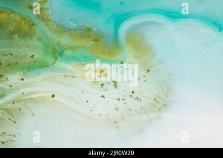 Abstrakte flüssige Acrylmalerei. Abstrakter Hintergrund in Marmorblau. Handbemalter Hintergrund mit gemischten flüssigen blauen und grünen Farben. Flüssiger Marmor Stockfoto