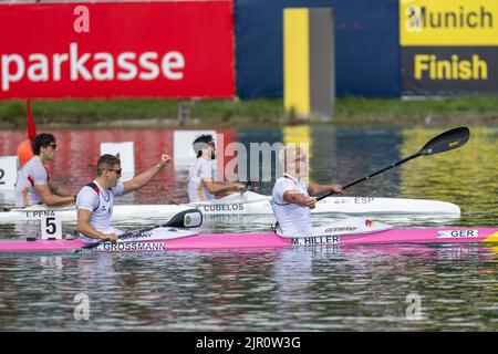 21. August 2022, Bayern, Oberschleißheim: Kanu: Europameisterschaft, Kajak zwei-Mann, 1000m, Männer, Finale. Tamas Grossmann und Martin Hiller aus Deutschland jubeln. Foto: Ulrich Gamel/Kolbert-Press/dpa Stockfoto