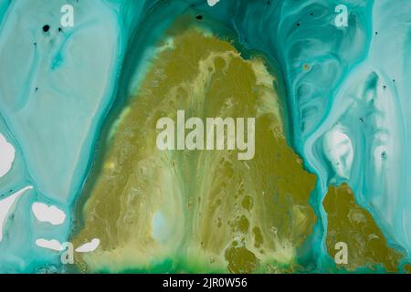 Abstrakte flüssige Acrylmalerei. Abstrakter Hintergrund in Marmorblau. Handbemalter Hintergrund mit gemischten flüssigen blauen und grünen Farben. Flüssiger Marmor Stockfoto