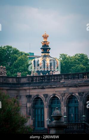 Kronentor in Dresden Zwinger im Sommer Stockfoto