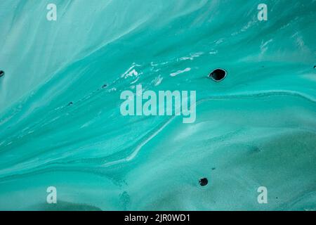 Abstrakte flüssige Acrylmalerei. Abstrakter Hintergrund in Marmorblau. Handbemalter Hintergrund mit gemischten flüssigen blauen und grünen Farben. Flüssiger Marmor Stockfoto