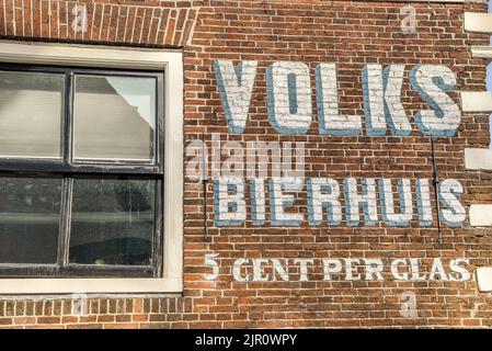 Hoorn, Niederlande - 14. Februar 2021. Altes Plakat an der Wand des Pubs in Hoorn, Niederlande. Stockfoto