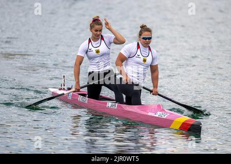 21. August 2022, Bayern, Oberschleißheim: Kanu: Europameisterschaft, Kanadier, Doppel, 200m, Frauen, Endgültig. Lisa Jahn (r) und Sophie Koch aus Deutschland. Foto: Ulrich Gamel/Kolbert-Press/dpa Stockfoto