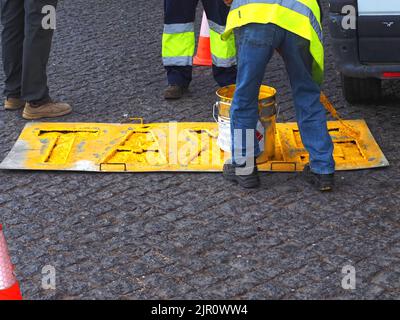 Straßenarbeiter malen das Wort Taxis auf die Straße Stockfoto