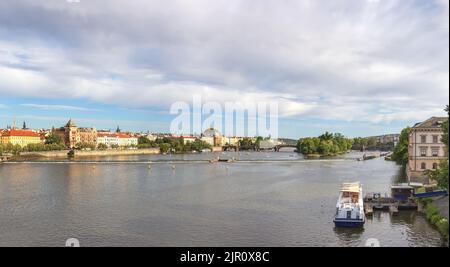 Panoramablick auf die Moldau im Sommer sonnigen Tag. Prag, Tschechische Republik Stockfoto