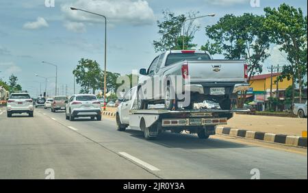 Ein Pickup-Truck, der auf einem Flachbett-Transporter transportiert wird, aufgenommen in Thailand. Stockfoto