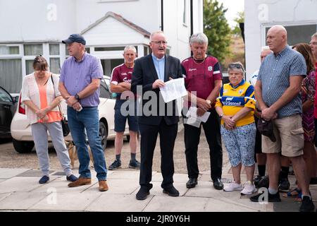 Mitglieder der irischen Gemeinschaft versammeln sich auf der Cayton Road in Greenford, Ealing, West-London, um zu beten und Blumen zu legen, als er Thomas O'Halloran, 87, der auf der Cayton Road, Greenford, einen Mobilitätsroller gefahren war, als er am Dienstag erstochen wurde. Bilddatum: Sonntag, 21. August 2022. Stockfoto