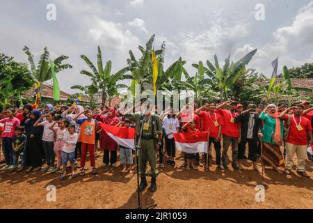 Bogor, Indonesien. 17. August 2022. Resident nehmen an einer Zeremonie zum Gedenken an Indonesiens Unabhängigkeitstag 77. in Bogor, West Java, Indonesien, am 17. August 2022 Teil. (Foto von Andi M Ridwan/INA Photo Agency/Sipa USA) Quelle: SIPA USA/Alamy Live News Stockfoto