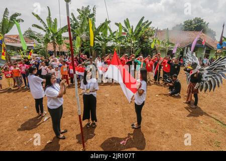 Bogor, Indonesien. 17. August 2022. Resident nehmen an einer Zeremonie zum Gedenken an Indonesiens Unabhängigkeitstag 77. in Bogor, West Java, Indonesien, am 17. August 2022 Teil. (Foto von Andi M Ridwan/INA Photo Agency/Sipa USA) Quelle: SIPA USA/Alamy Live News Stockfoto