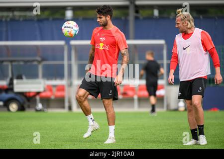 Leipzig, Deutschland. 21. August 2022. Dominik Szoboszlai (l) und Emil Forsberg während des öffentlichen Trainings zum inklusiven Fantag bei RB Leipzig. Quelle: Christian Modla/dpa/Alamy Live News Stockfoto