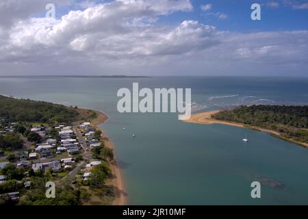 Luftaufnahme von Wohnhäusern am Ufer entlang von Lilley's Beach Boyne Island in der Nähe von Gladstone Queensland Australia Stockfoto