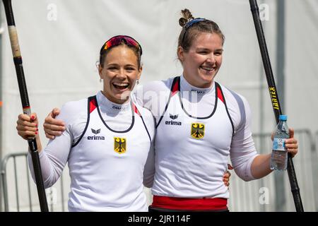 21. August 2022, Bayern, Oberschleißheim: Kanu: Europameisterschaft, Kajak zwei-Mann, 200m, Frauen, Finale. Paulina Paszek und Jule Hake aus Deutschland sind glücklich. Foto: Ulrich Gamel/Kolbert-Press/dpa Stockfoto