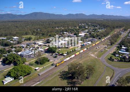 Luftzug des allgemeinen Güterzuges, der durch Miriam-Achtal-Queensland-Australien fährt Stockfoto