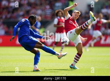 Mahlon Romeo (links) von Cardiff City und Andreas Weimann von Bristol City kämpfen beim Sky Bet Championship-Spiel am Ashton Gate in Bristol um den Ball. Bilddatum: Sonntag, 21. August 2022. Stockfoto