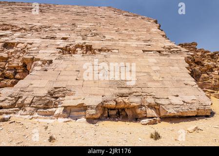 Dahshur, Ägypten; 19. August 2022 - die ursprüngliche Kalksteinverkleidung auf der gebogenen Pyramide in Dahshur, Ägypten. Stockfoto