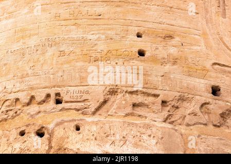 Luxor, Ägypten; 18. August 2022 - viktorianisches Graffiti, das auf einer Säule im Karnak-Tempel, Luxor, Ägypten, geschnitzt wurde. Stockfoto