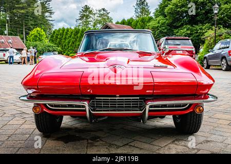 Highlands, NC - 10. Juni 2022: Low Perspective Frontansicht eines 1966 Chevrolet Corvette Stingray Cabriolets auf einer lokalen Automobilmesse. Stockfoto