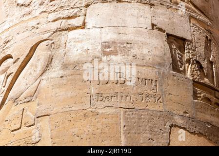 Luxor, Ägypten; 18. August 2022 - viktorianisches Graffiti, das auf einer Säule im Karnak-Tempel, Luxor, Ägypten, geschnitzt wurde. Stockfoto