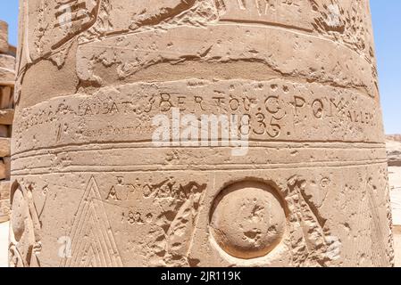 Luxor, Ägypten; 18. August 2022 - viktorianisches Graffiti, das auf einer Säule im Karnak-Tempel, Luxor, Ägypten, geschnitzt wurde. Stockfoto