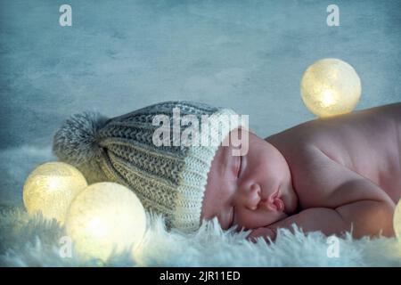 Neugeborene schlafen auf Teppich mit Nachtlicht und blauem Hintergrund. Zehn Tage alt. Süße Bilder von Babys, die auf dem gemütlichen Fußboden schlafen, mit Blechbeleuchtung Stockfoto