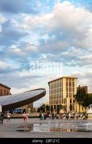 Moskau, Russland - 31. Juli 2022: Menschen in der Nähe des Wasserbrunnens auf dem Paveletskaya-Platz in der Moskauer Stadt in der Sommernachtssnacht Stockfoto