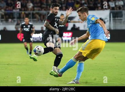 WASHINGTON, DC, USA - 20. AUGUST 2022: Der Verteidiger der Philadelphia Union, Jack Elliott (3), löst sich während eines MLS-Spiels zwischen D.C United und der Philadelphia Union am 20. August 2022 im Audi-Feld in Washington, DC, von dem US-amerikanischen US-Amerikaner Taxiarchis Fountas (11) ab. (Foto von Tony Quinn-Alamy Live News) Stockfoto