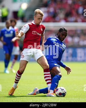 Tommy Conway von Bristol City (links) und Mahlon Romeo von Cardiff City kämpfen beim Sky Bet Championship-Spiel am Ashton Gate in Bristol um den Ball. Bilddatum: Sonntag, 21. August 2022. Stockfoto