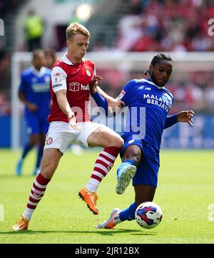 Tommy Conway von Bristol City (links) und Mahlon Romeo von Cardiff City kämpfen beim Sky Bet Championship-Spiel am Ashton Gate in Bristol um den Ball. Bilddatum: Sonntag, 21. August 2022. Stockfoto