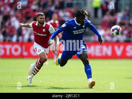 Nahki Wells (links) von Bristol City und Mahlon Romeo von Cardiff City kämpfen während des Sky Bet Championship-Spiels am Ashton Gate in Bristol um den Ball. Bilddatum: Sonntag, 21. August 2022. Stockfoto