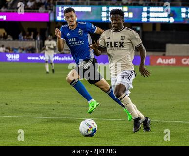 San Jose, Kalifornien, USA. 20. August 2022 San Jose, CA USA der FC Los Angeles Kwadwo Opoku (22) schießt das erste Tor für LA während des MLS-Spiels zwischen dem Los Angeles Football Club und den Erdbeben in San Jose. Die Erdbeben schlugen Los Angeles 2-1 im PayPal Park San Jose Kalifornien. Thurman James/CSM Credit: CAL Sport Media/Alamy Live News Stockfoto