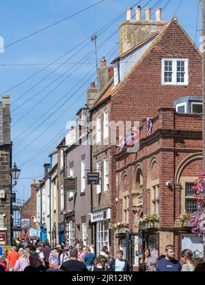 Blick auf Touristenmassen in Church Street, Whitby, North Yorkshire, Yorkshire, England, VEREINIGTES KÖNIGREICH Stockfoto