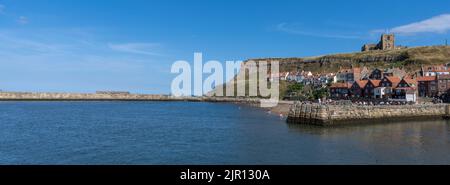 Blick nach Süden vom Westpier am Eingang zum Whitby Harbour mit Blick auf Whitby Abbey, Whitby, North Yorkshire, Yorkshire, England, VEREINIGTES KÖNIGREICH Stockfoto