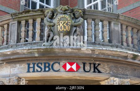 Die Fassade am Eingang zur HSBC Bank, Baxtergate, Whitby, North Yorkshire, Yorkshire, England, Großbritannien Stockfoto