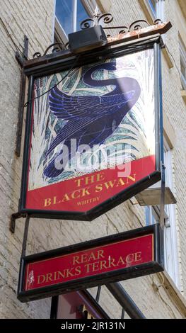 Traditionelles hängendes Pub-Schild am Black Swan Public House, Baxtergate, Whitby, North Yorkshire, Yorkshire, England, Großbritannien Stockfoto