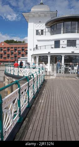 Penarth Pier ist ein Pier aus der 1930s. Ära in der Stadt Penarth, im Stadtteil Glamorgan, Südwales. Der Pier wurde im Jahr 1898 eröffnet und wurde vor kurzem zu seinem Art-Deco-Glanz restauriert. Stockfoto