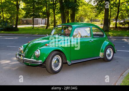 1972 70s 70er Jahre, grüner VW Volkswagen alter Typ BEETLE 1285cc Benzin deutscher Klassiker; Vintage-Motoren und Fahrzeuge auf dem Lytham Hall Summer Classic Car & Show, A Classic Vintage Collectible Transport Festival, Blackpool, UK 13. Stockfoto