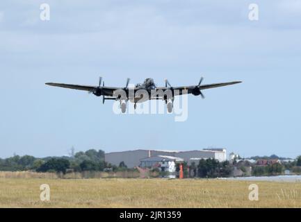 Southend-on-Sea Essex, Großbritannien. 21. August 2022. Die Avro Lancaster PA474 hebt vom Flughafen Southend in Essex in Richtung Eastbourne Airshow ab. Das Flugzeug wurde im Mai 1945 Ende WW2 in Europa gebaut, nahm also nie an den Feindseligkeiten Teil und wird nun als Teil des Gedenkfluges der Schlacht von Großbritannien in der RAF Coningsby in Lincoln eingesetzt. Quelle: MARTIN DALTON/Alamy Live News Stockfoto